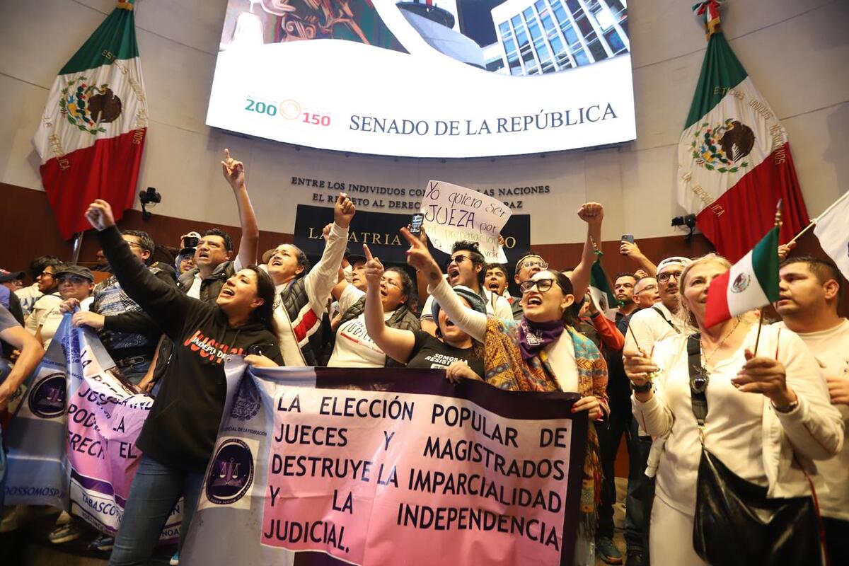 Protestas en instalaciones del Senado (foto: Jorge Carballo)