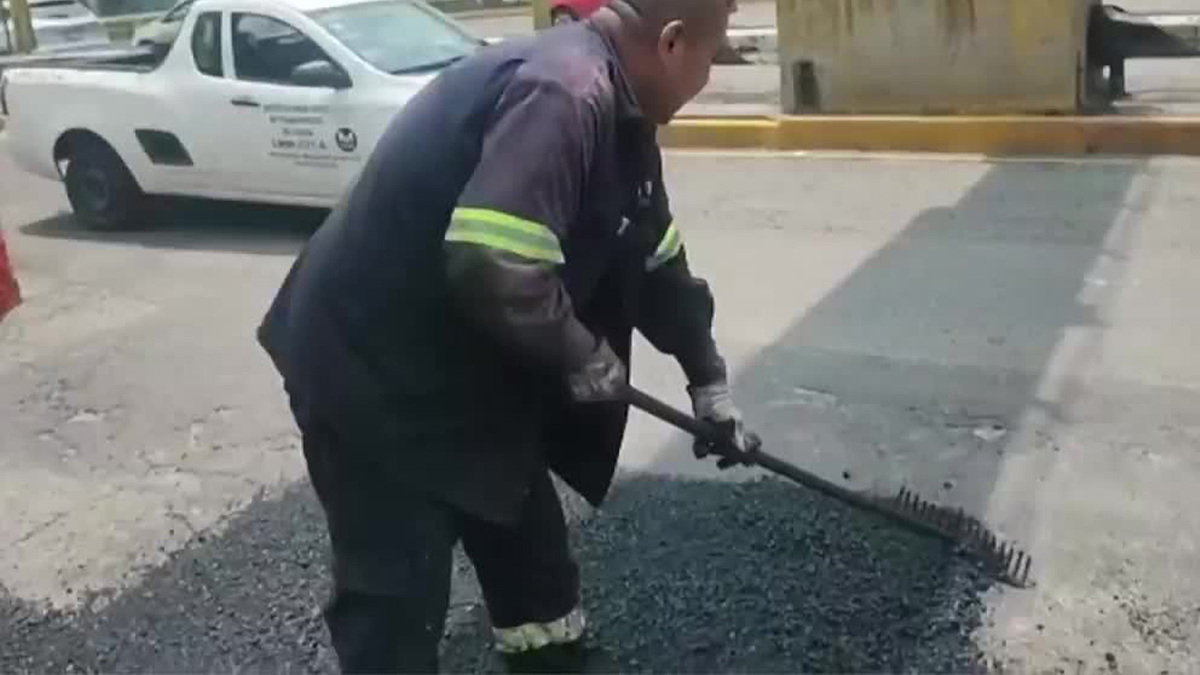 Así reparan baches en vialidades de la CdMx; trabajan con riesgos por los automovilistas
