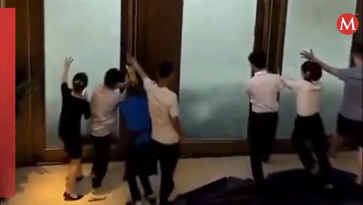 Los trabajadores presionaron la puerta para evitar que entrara el agua. | Especial