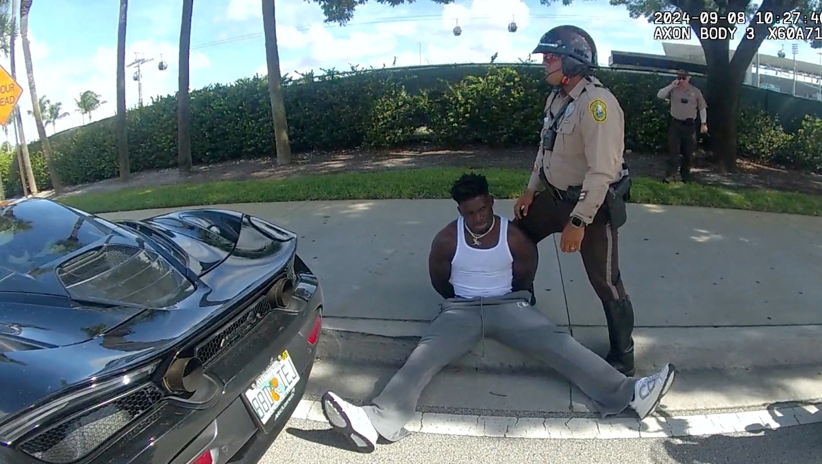 Tyreek Hill conducía a más de 96 kilómetros por hora cuando fue arrestado, según policía de Miami (Reuters)