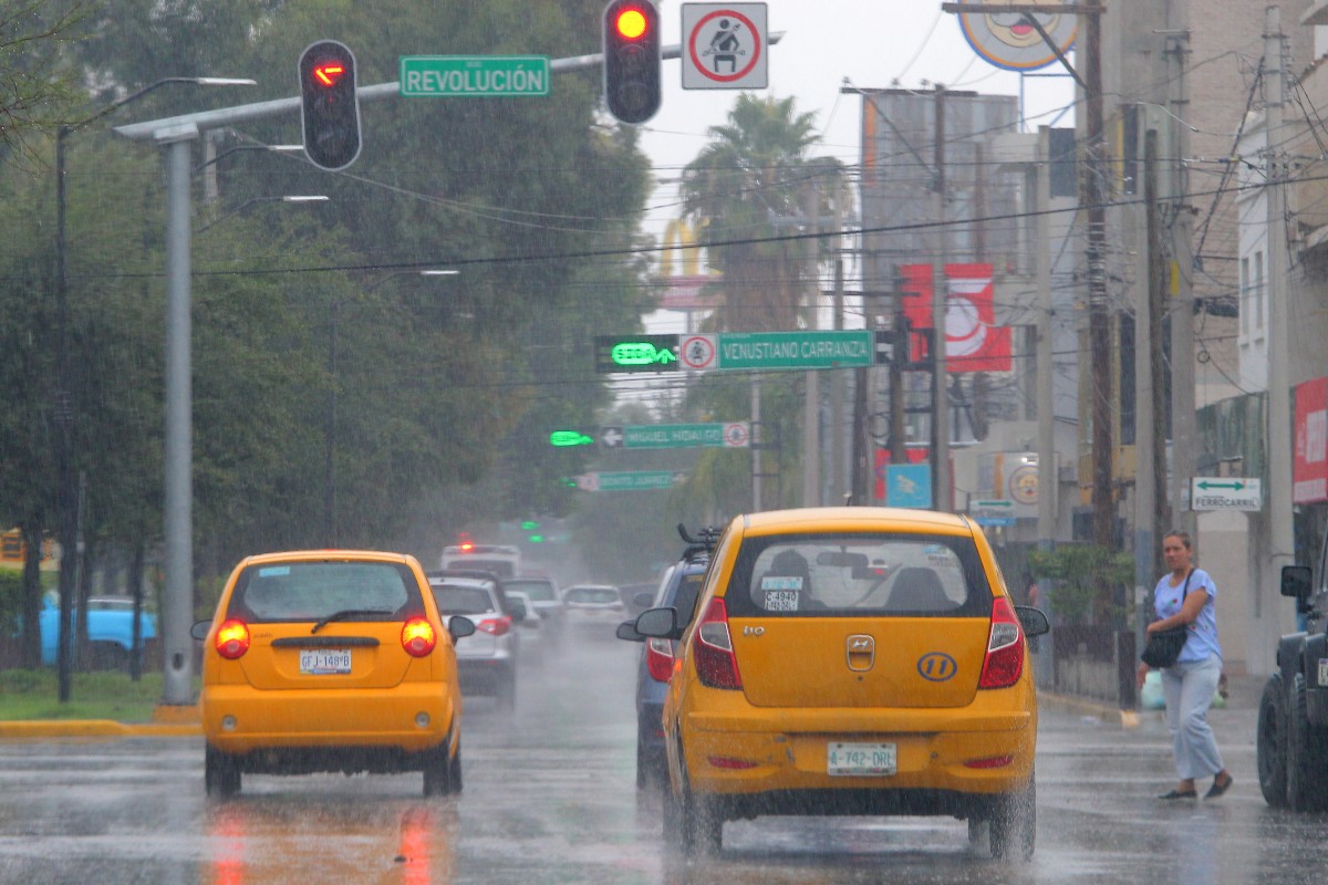 Agua de lluvia que se acumula en el Centro de Torreón, bulevar Constitución e Independencia, pudiera ser canalizara al río Nazas. | Roberto Amaya