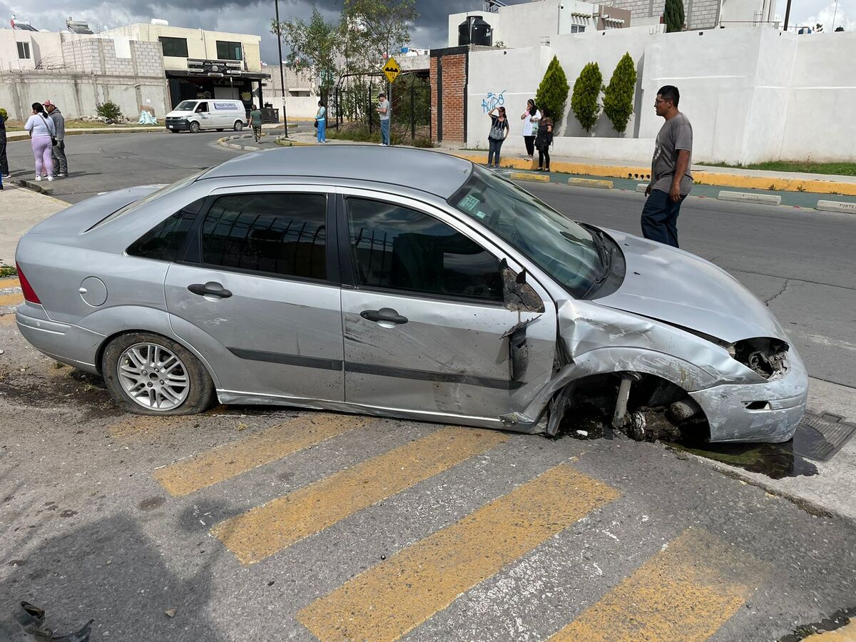 Daños severos en el vehículo tras el choque contra el muro de la privada en Paseo de Chavarría