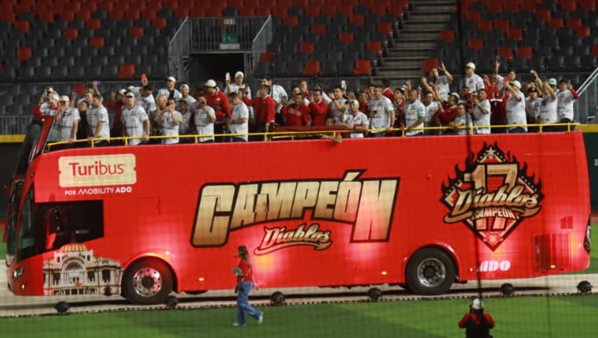 Diablos Rojos celebran su campeonato 17 ante sus aficionados (Juan Carlos Bautista)