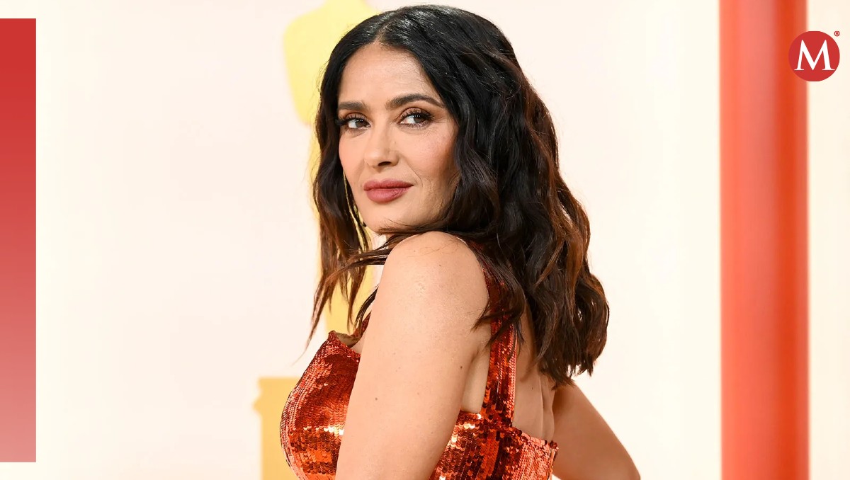 Fan SORPRENDE a Salma Hayek al regalarle dulces mexicanos