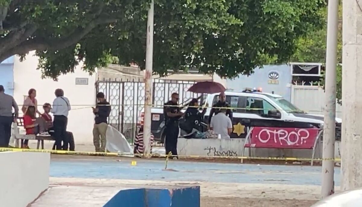Policías escoltaron a familiares de la víctima al lugar de los hechos.