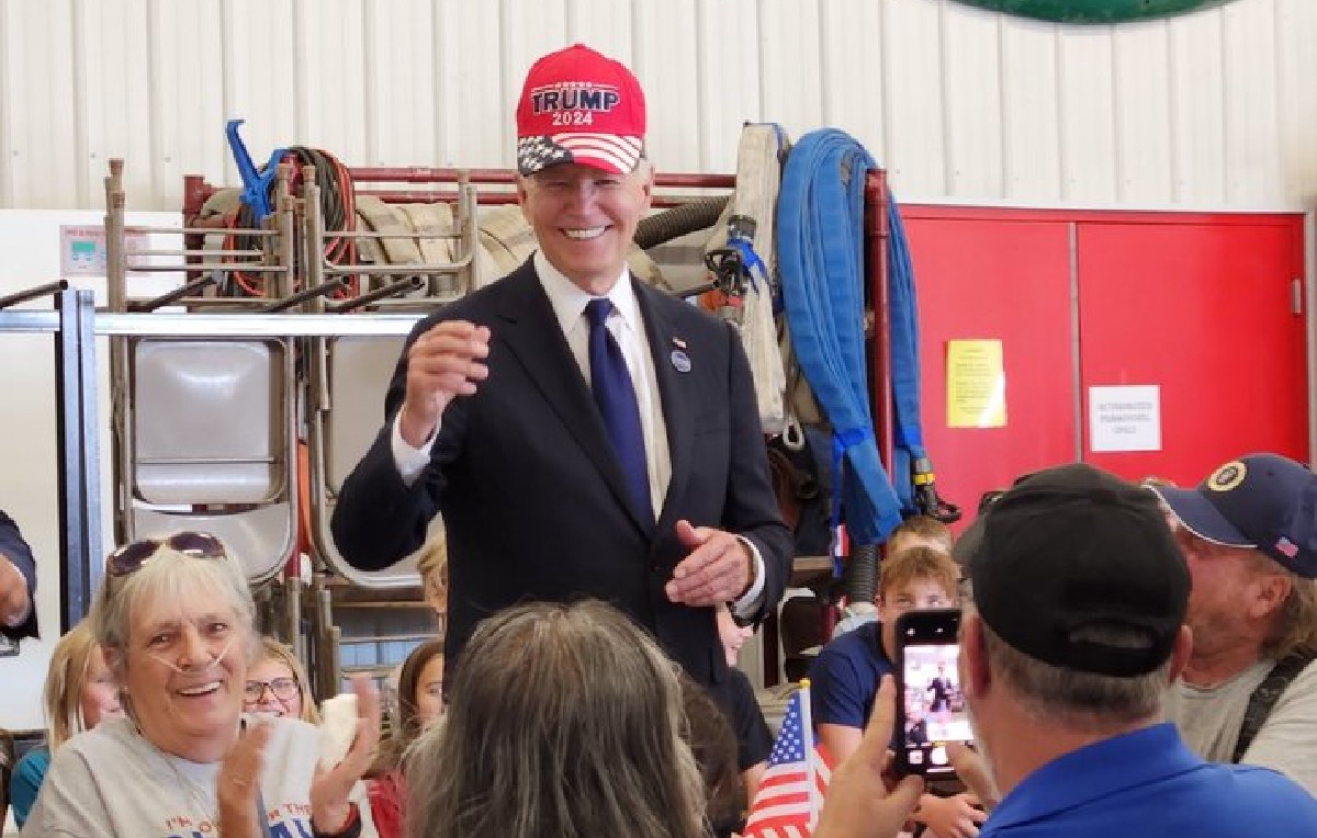 El presidente Biden recibió la gorra de un simpatizante de Trump (X/@TrumpWarRoom)