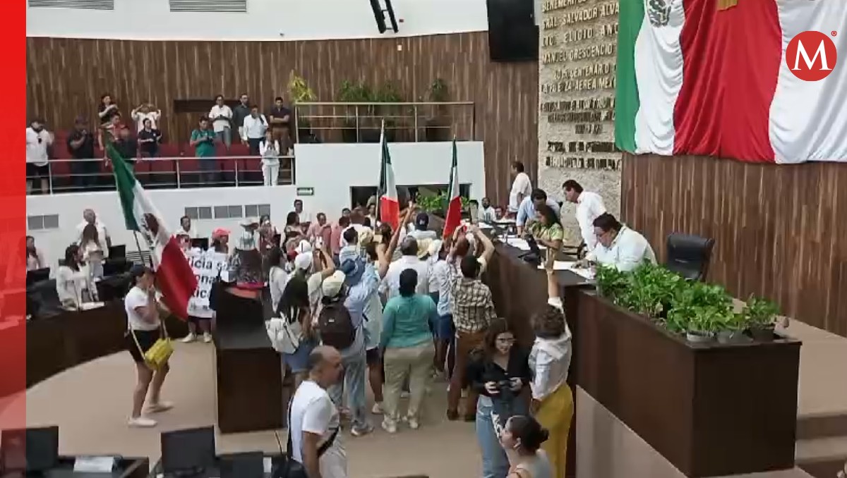 Trabajadores del Poder Judicial irrumpieron en el Congreso de Yucatán durante la discusión de la reforma. | Especial
