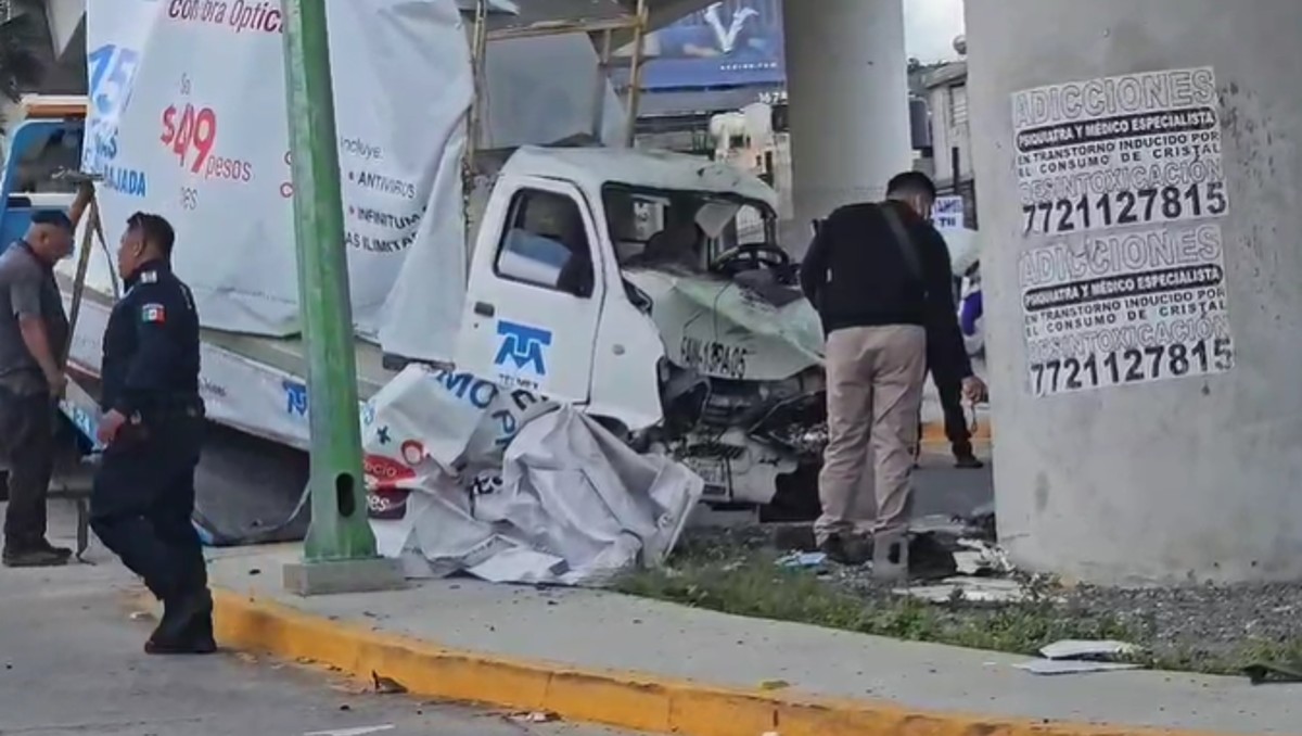 Vehículo publicitario quedó destrozado tras el choque con un puente vehicular en Pachuca
