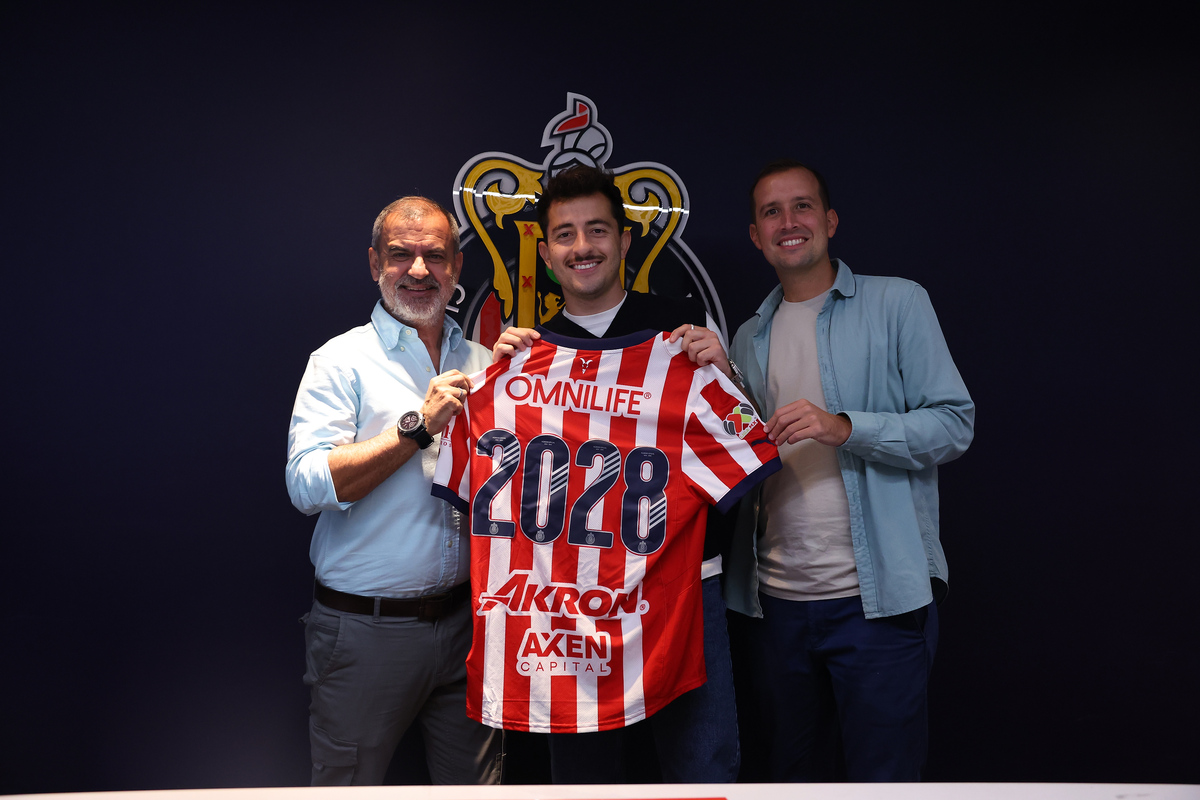 Alan Mozo renovó su contrato con las Chivas. (Cortesía)