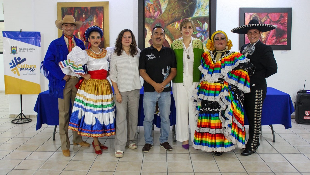 Ballet Folklórico “Xochiquetzalli”, junto con autoridades de la UAdeC. (cortesía)