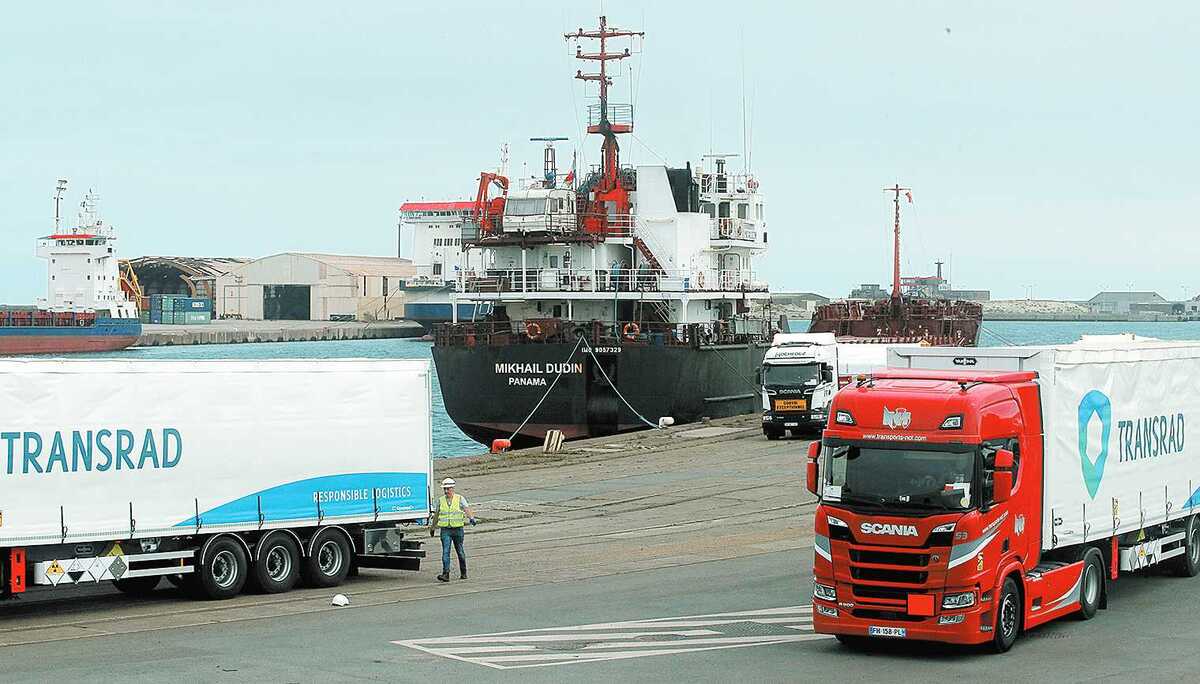 Un barco ruso atraca en el puerto de Dunkerque, en el norte de Francia, con productos químicos. Michel Spingler/AP