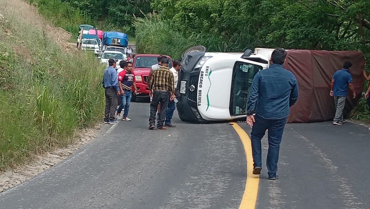 Camioneta de transporte público volcó en la carretera Huejutla-Pachuca