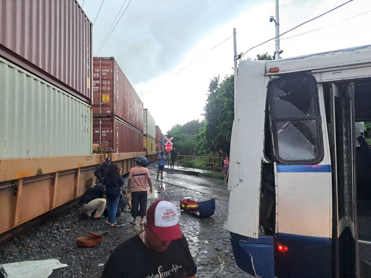 En Colima se registró accidente entre tren y camión de pasajeros / Especial