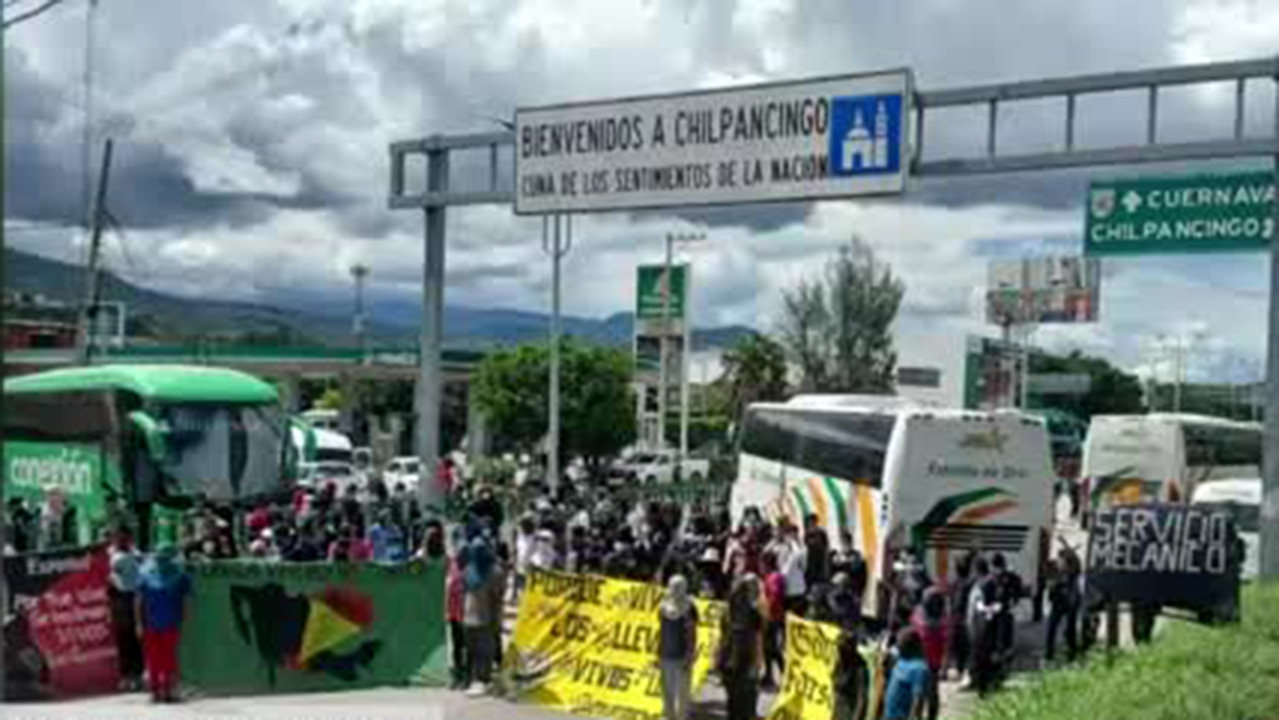 Estudiantes de Ayotzinapa bloquearon la Autopista del Sol con camiones y ofrendas florales