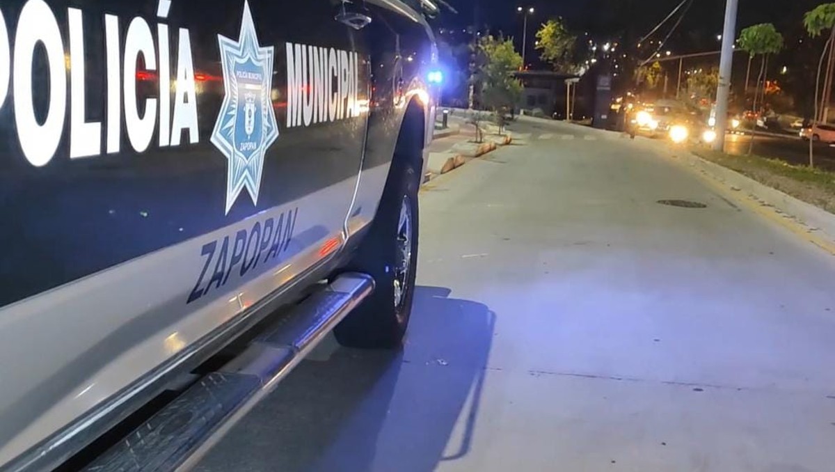 Policías acudieron al lugar donde un presunto asaltante fue golpeado en Zapopan (Vicente Torres Alfaro)