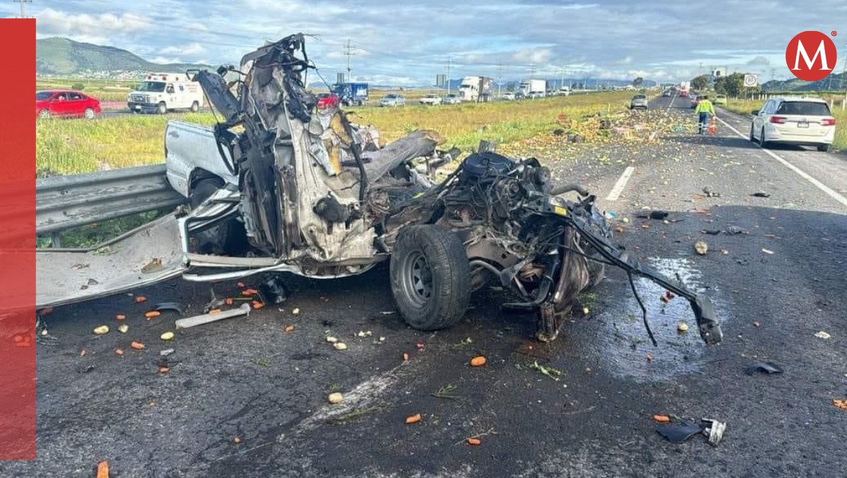 El vehículo que transportaba fruta quedó destrozado tras el accidente la Toluca-Atlacomulco. Foto: (Especial)