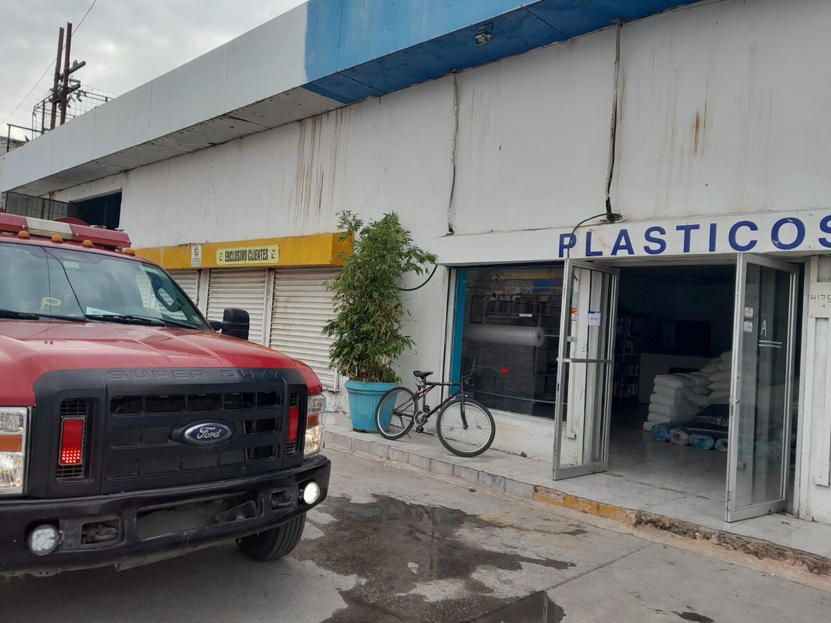 Bomberos de Torreón contienen incendio en recicladora de Las Carolinas (Especial)