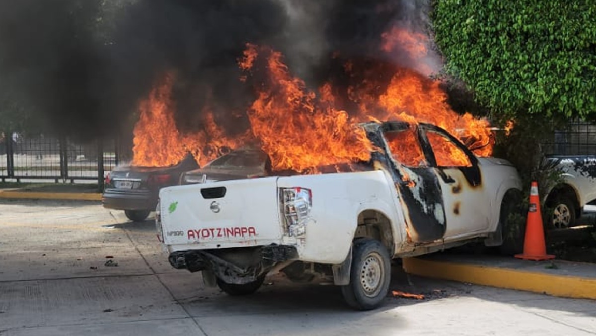 Una camioneta propiedad de los normalistas de Ayotzinapa fue incendiada. | Especial