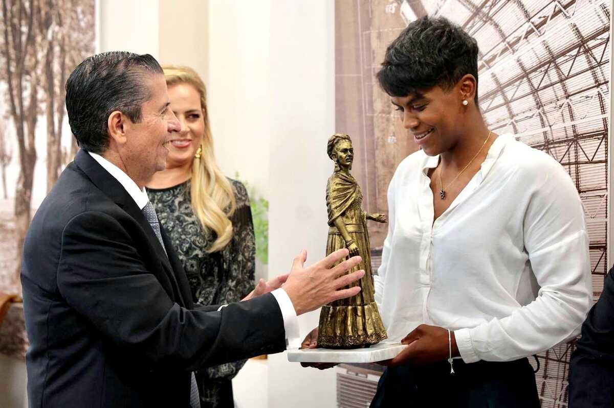 Giovani Gutiérrez entrega efigie de Frida Kahlo a Prisca Awiti (foto: especial)