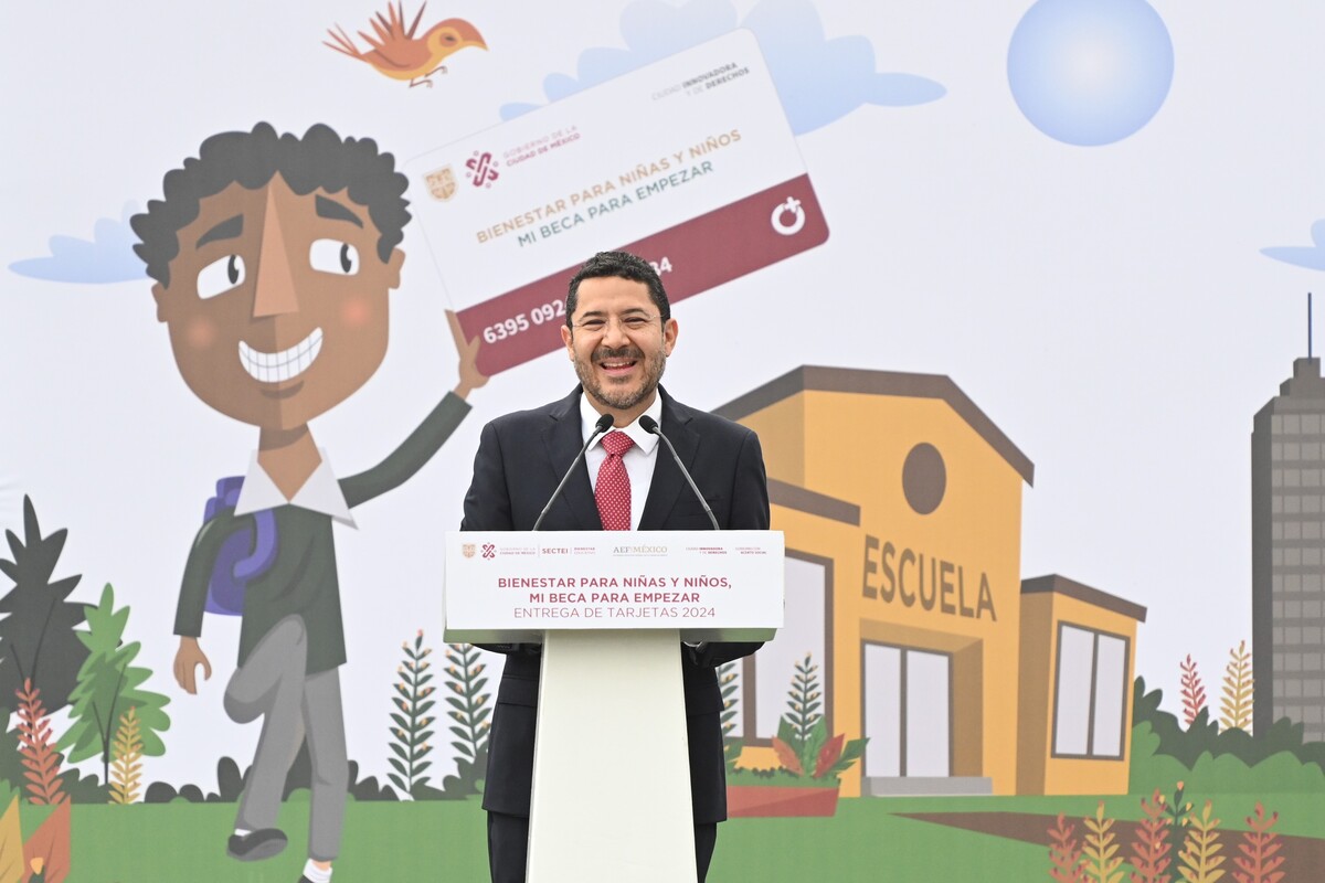 Martí Batres en haciendo entrega de apoyos a más de 10 mil estudiantes en escuelas de Iztacalco e Iztapalapa (foto: especial)