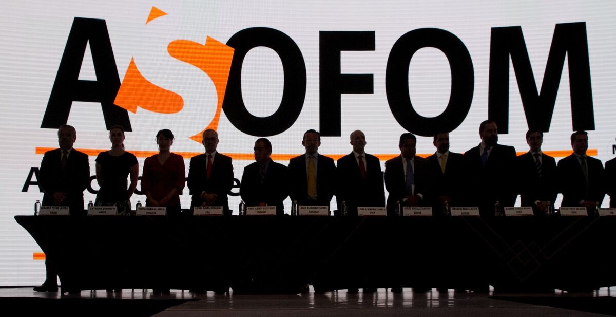 Miembros de la Asofom en un evento, con el logo de la asociación visible al fondo. (Cuarto Oscuro)