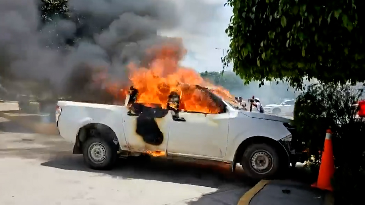 Normalistas de Ayotzinapa vandalizan Congreso de Guerrero