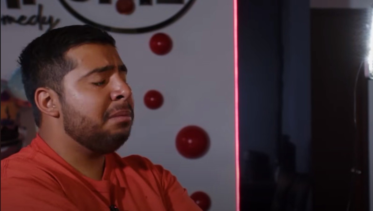 Paco el de las empanadas llorando al revelar los abusos que sufrió con su padrastro. | YouTube  Archie Comedy