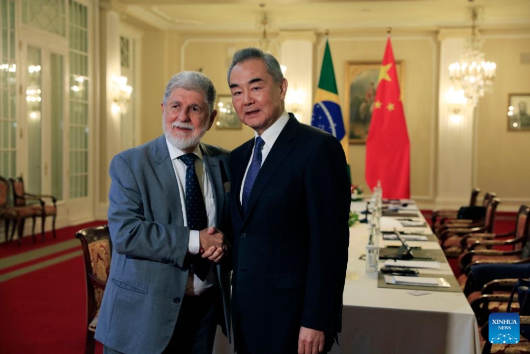 Wang Yi, director de la Oficina de la Comisión de Asuntos Exteriores de China, con Celso Amorim, asesor especial del presidente de Brasil. (Xinhua)