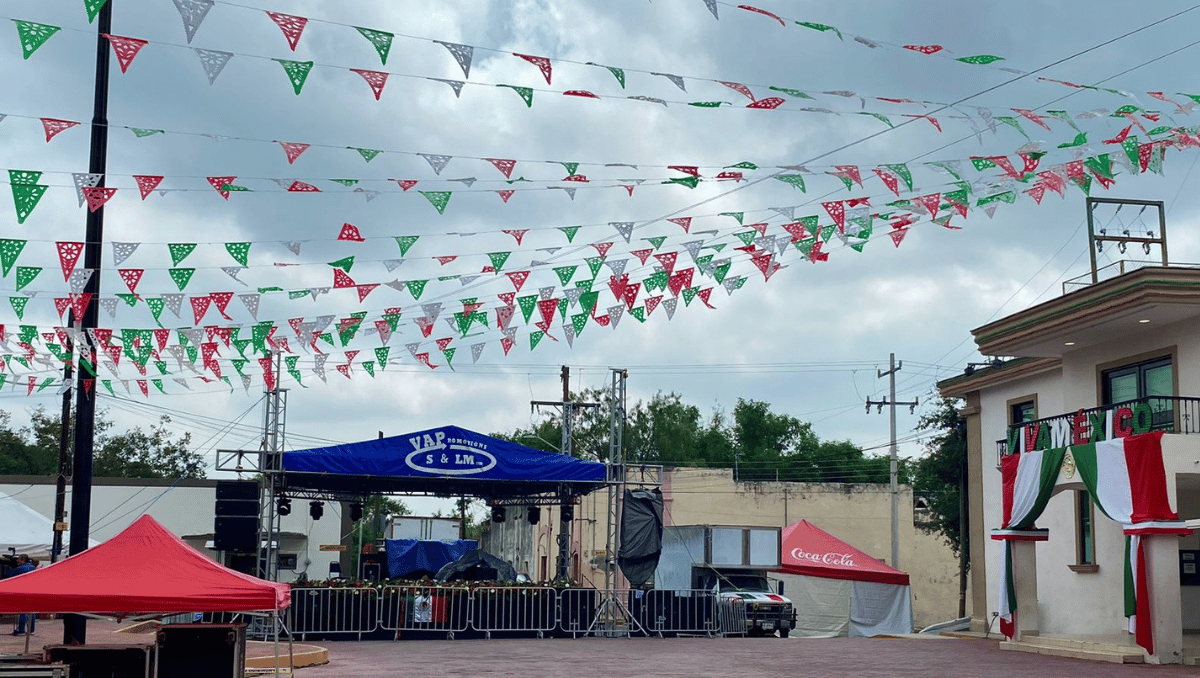 El Carmen viste la plaza con adornos festivos a la Noche Mexicana / Roberto Alanis.