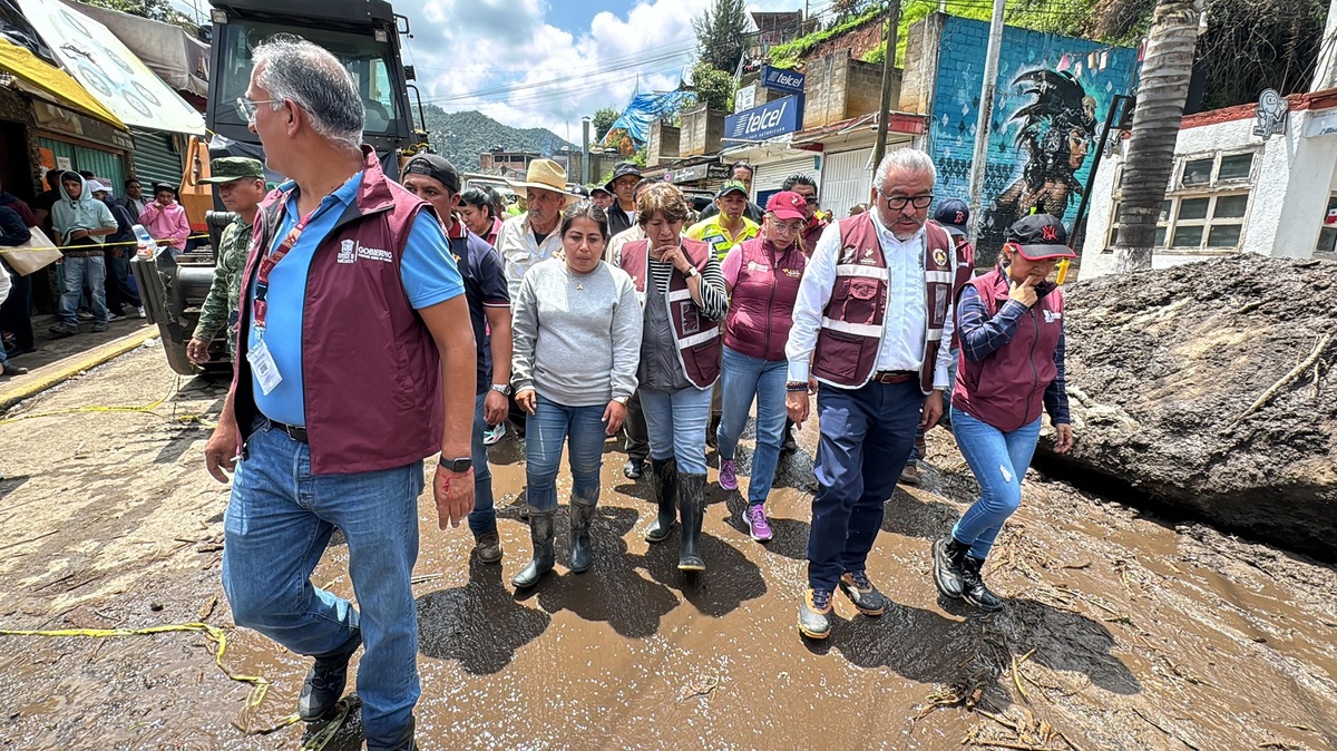 Delfina Gómez y autoridades en recorrido por zona de deslave (foto: especial)