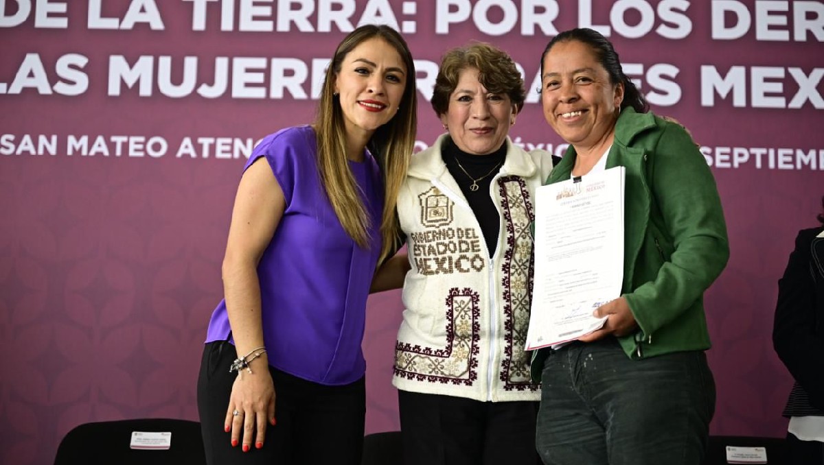 Delfina Gómez entrega tenencias de tierras a mujeres rurales. Foto: (Especial)