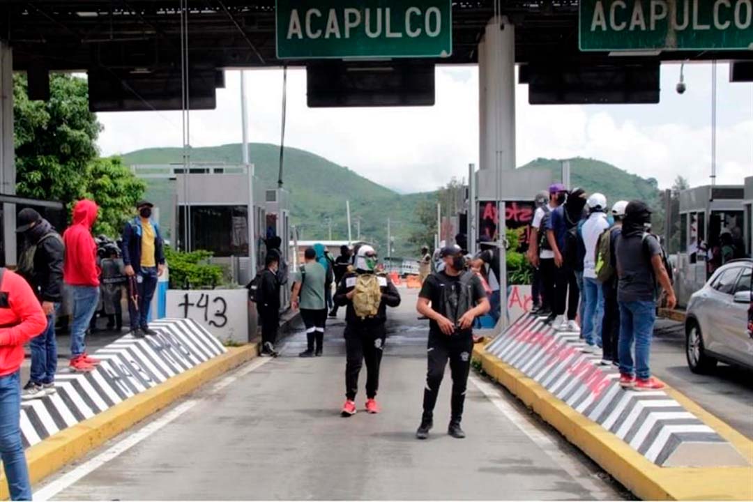 Estudiantes de la Normal Rural de Ayotzinapa toman la caseta de Palo Blanco, en la Autopista del Sol