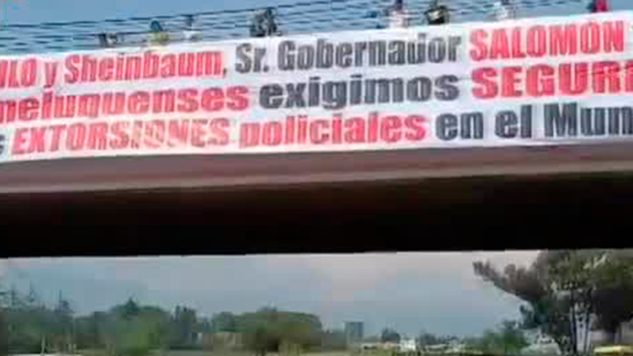 Habitantes de San Martín Texmelucan cuelgan lonas en puente para exigir mayor seguridad
