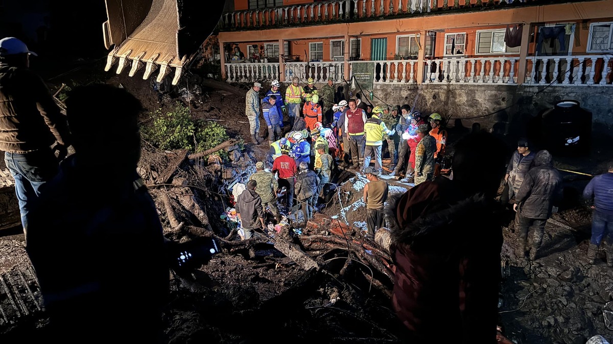 Rescatan a familia atrapada entre escombros tras 11 horas de trabajos | Facebook: Gobierno Municipal de Jilotzingo