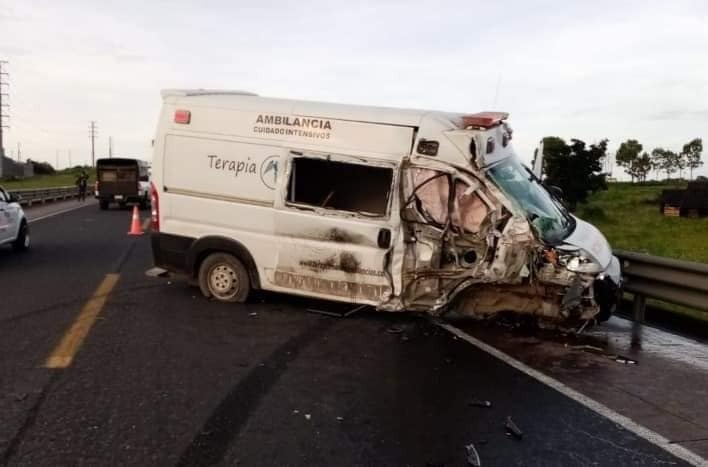 Un trailer y una ambulancia chocaron en la carretera a la altura de Pitula.