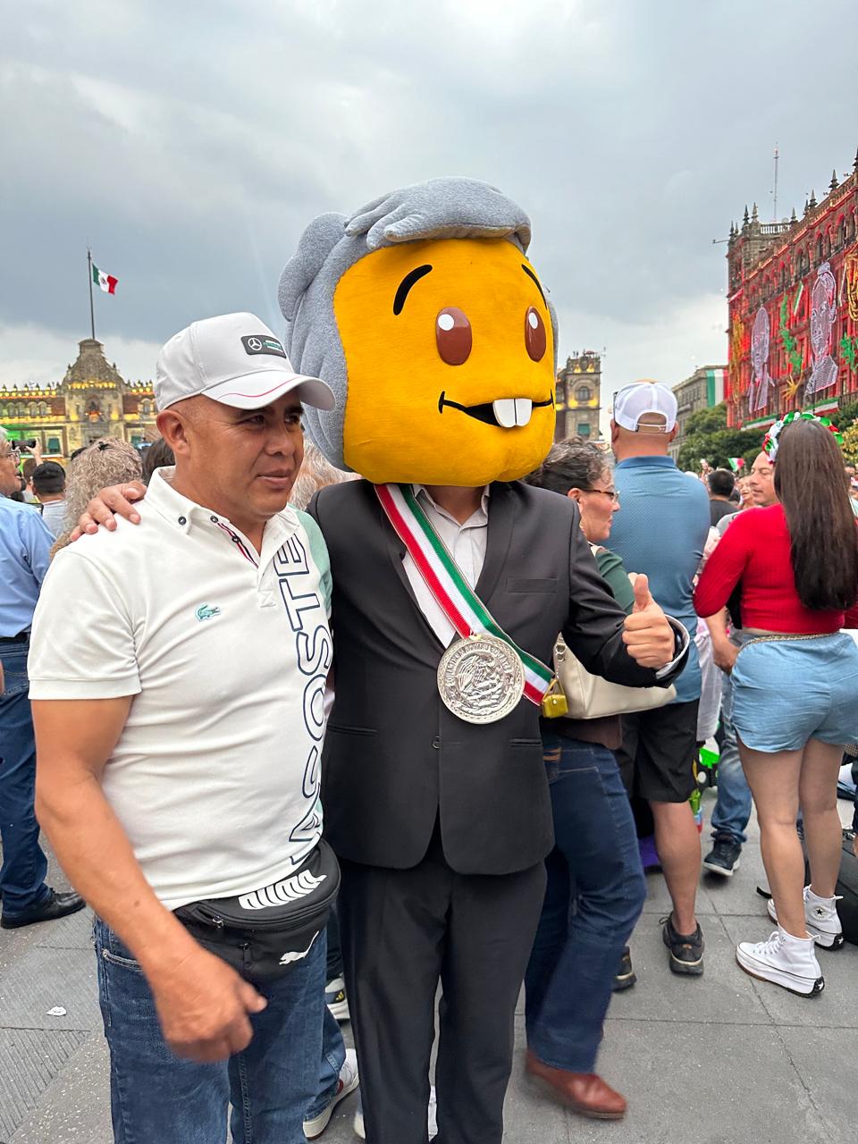 Hombre disfrazado de AMLO al estilo Lego. | Foto: Rafael López Méndez