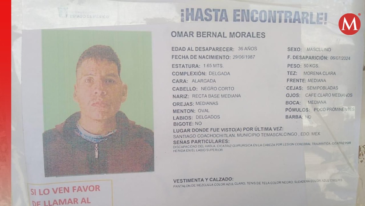 El padre de Omar pega la ficha de búsqueda de su hijo en los lugares que tiene como pistas de su paradero. Foto: (Especial)