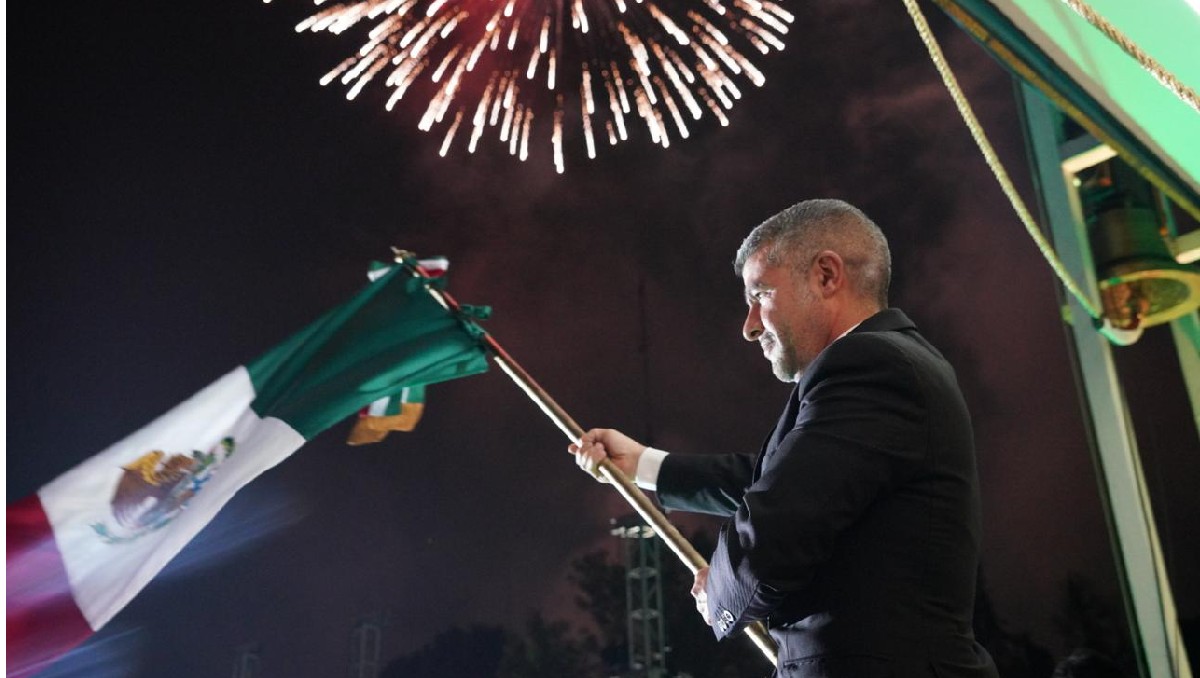 El alcalde de Miguel Hidalgo, Mauricio Tabe, durante el festejo del Grito de la Independencia de México. | Especial