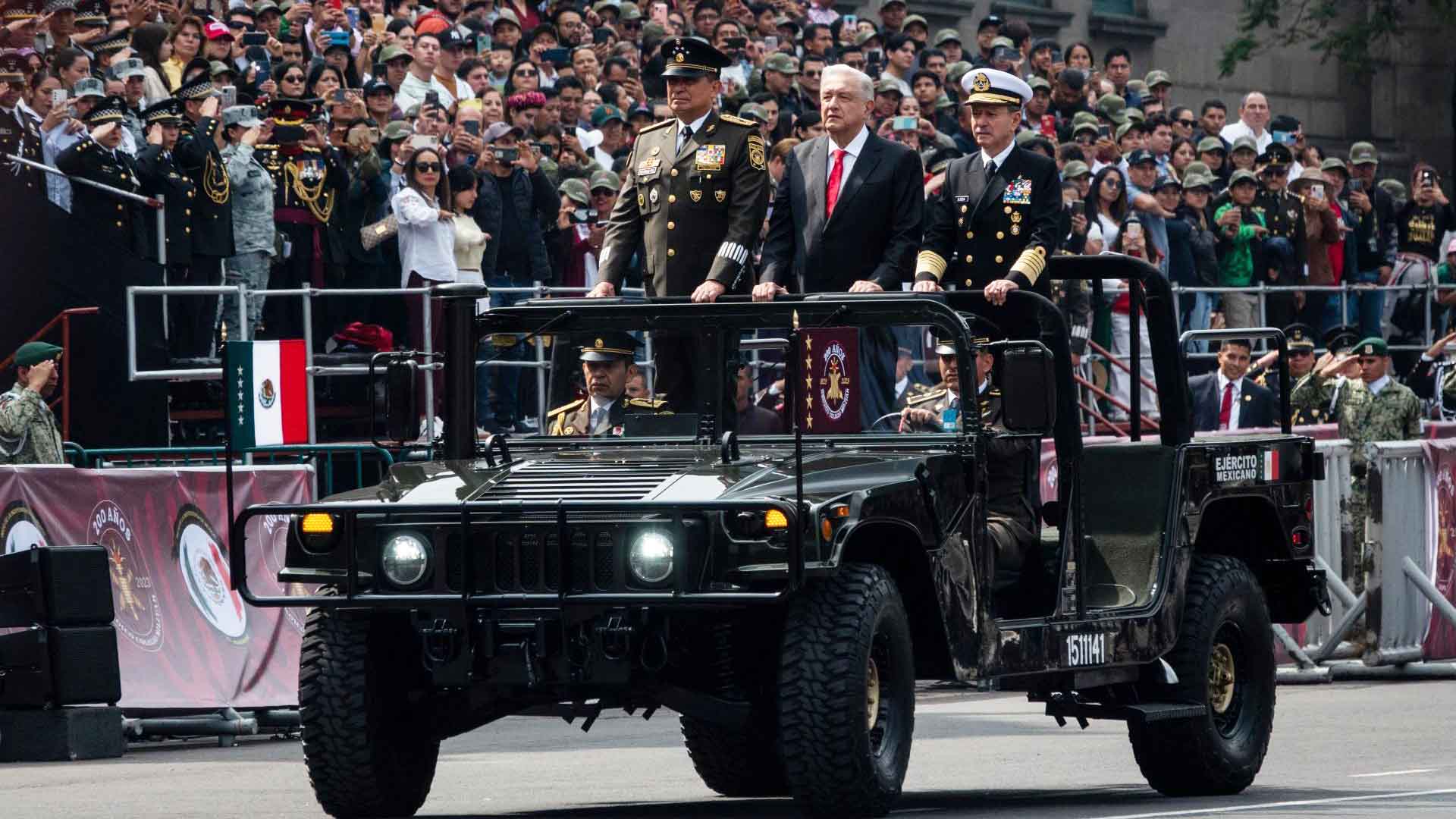 AMLO pasa revista a los miembros del Desfile Militar en CdMx