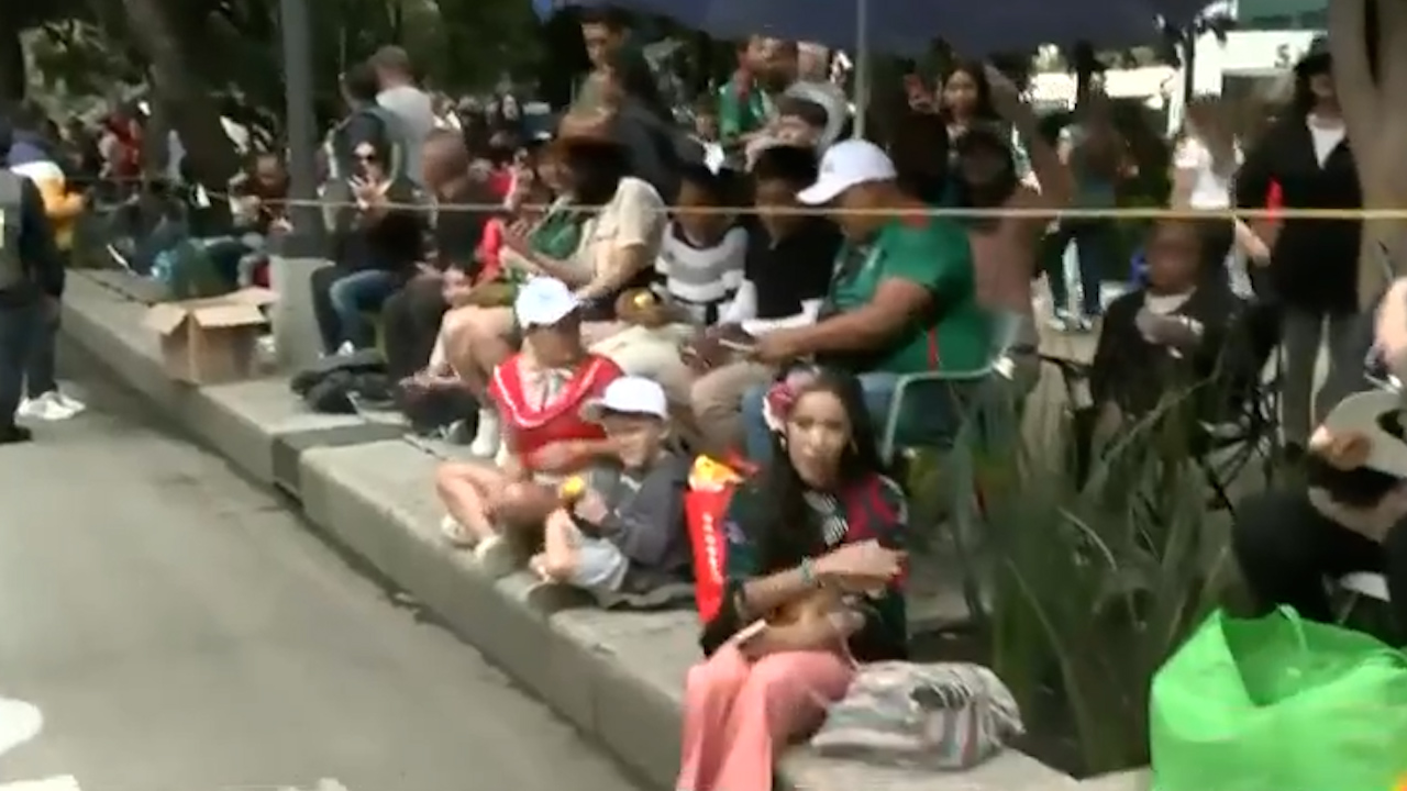 Cientos de familias abarrotan el Ángel de la Independencia en espera del Desfile Militar
