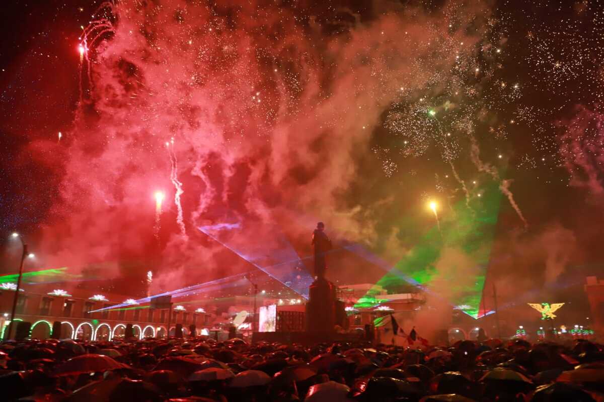 Conmemoran el 214 aniversario del Grito de Independencia, en Plaza Juárez