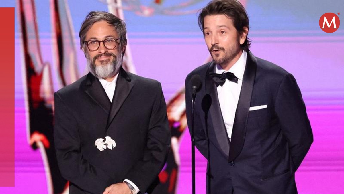 Diego Luna y Gael García Bernal presentan premio Emmy en Español