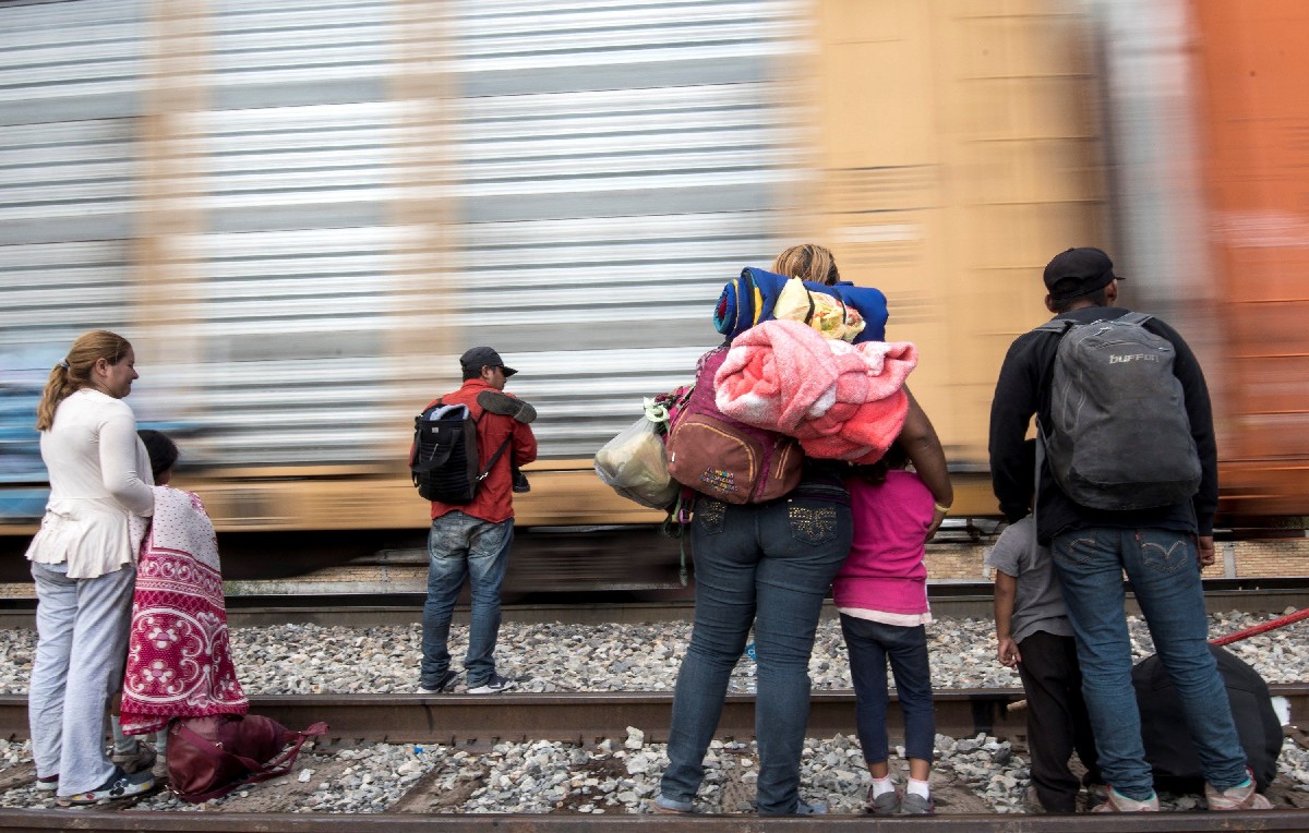 Familias de migrantes intentan subirse al tren la 'Bestía' (EFE)
