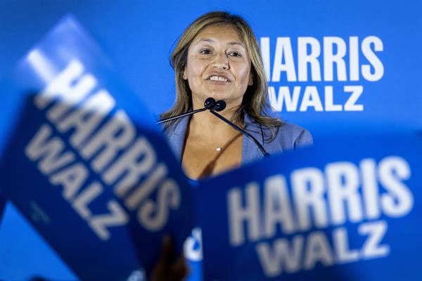 Fotografía de archivo del 3 de septiembre de 2024 de la directora de campaña de Harris-Walz, Julie Chávez Rodríguez, hablando durante un evento | EFE