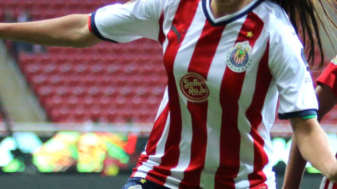 Las aficionadas de las Chivas le quitaron las playeras a su rivales.