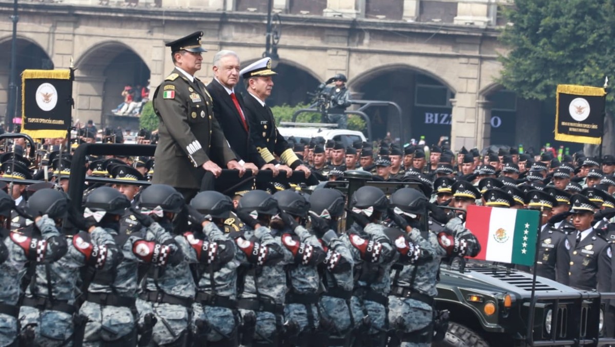 López Obrador en su último desfile militar como presidente. | Javier Ríos