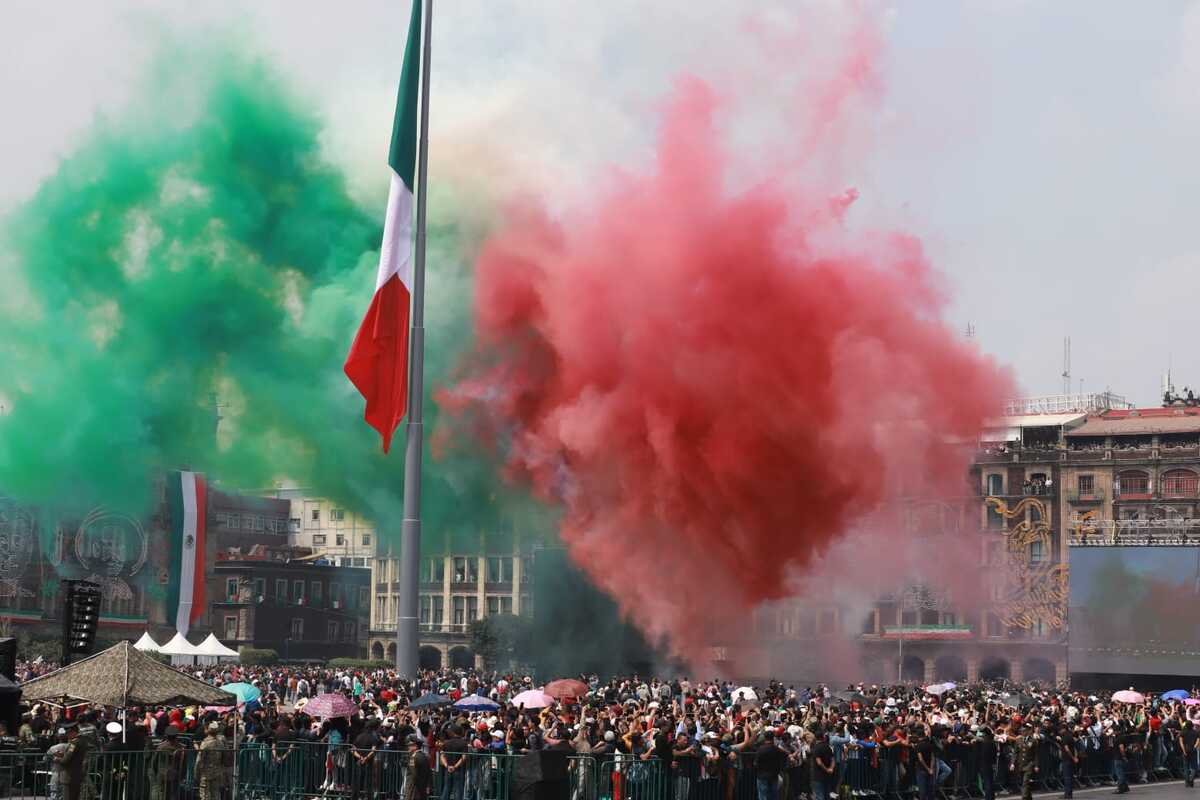 Mexicanos disfrutando el Desfile Militar en la explanada del Zócalo | Foto: Javier Ríos