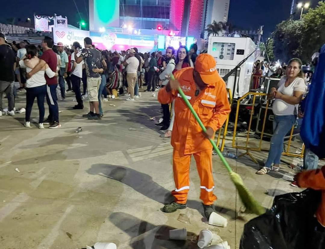 La Ola recolectó basura en la Plaza Mayor de Torreón.| Especial