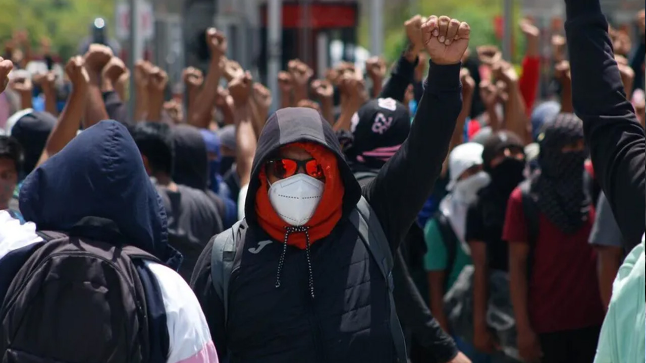 Autopista del Sol es bloqueada parcialmente por estudiantes normalistas de Ayotzinapa