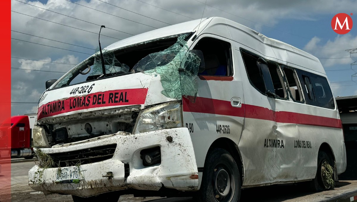 El conductor perdió el control de la unidad, salió del camino y volcó sobre su lado izquierdo. (Mario Juárez)